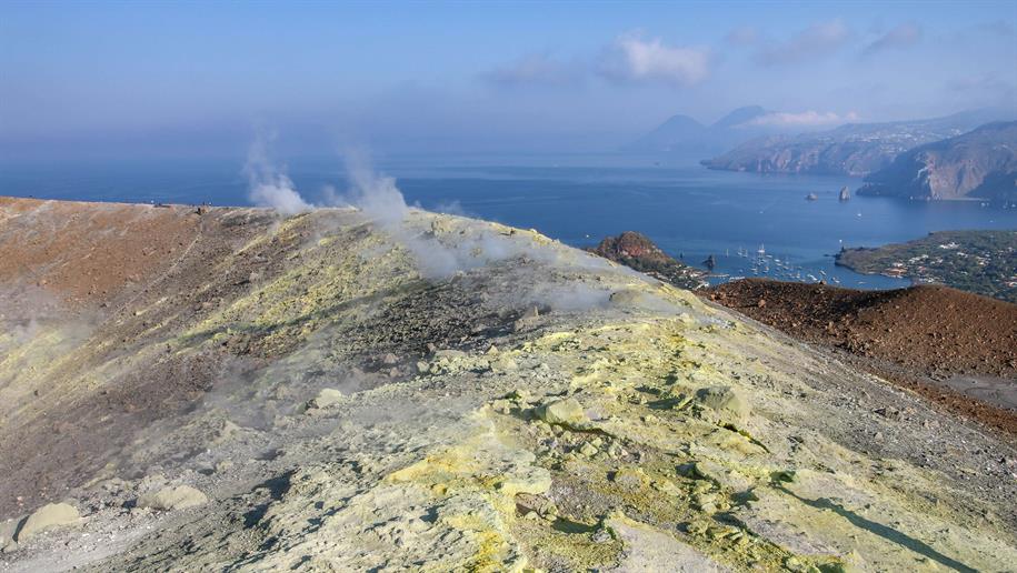 Der Gipfel des Kraterrandes liegt auf 391 m. Die rund 100 zusätzlichen Höhenmeter sind zwar etwas anstrengender, aber wie so oft im Leben gilt auch hier: Ohne Fleiss kein Preis. Das Gipfelpanorama ist wahrlich atemberaubend. Die Aussicht reicht dabei vom sizilianischen Festland im Süden bis hin zum Stromboli am nördlichen Horizont. Am heutigen Tag war leider viel Dunst in der Luft und darum die Sicht nicht ganz 100%-ig klar.